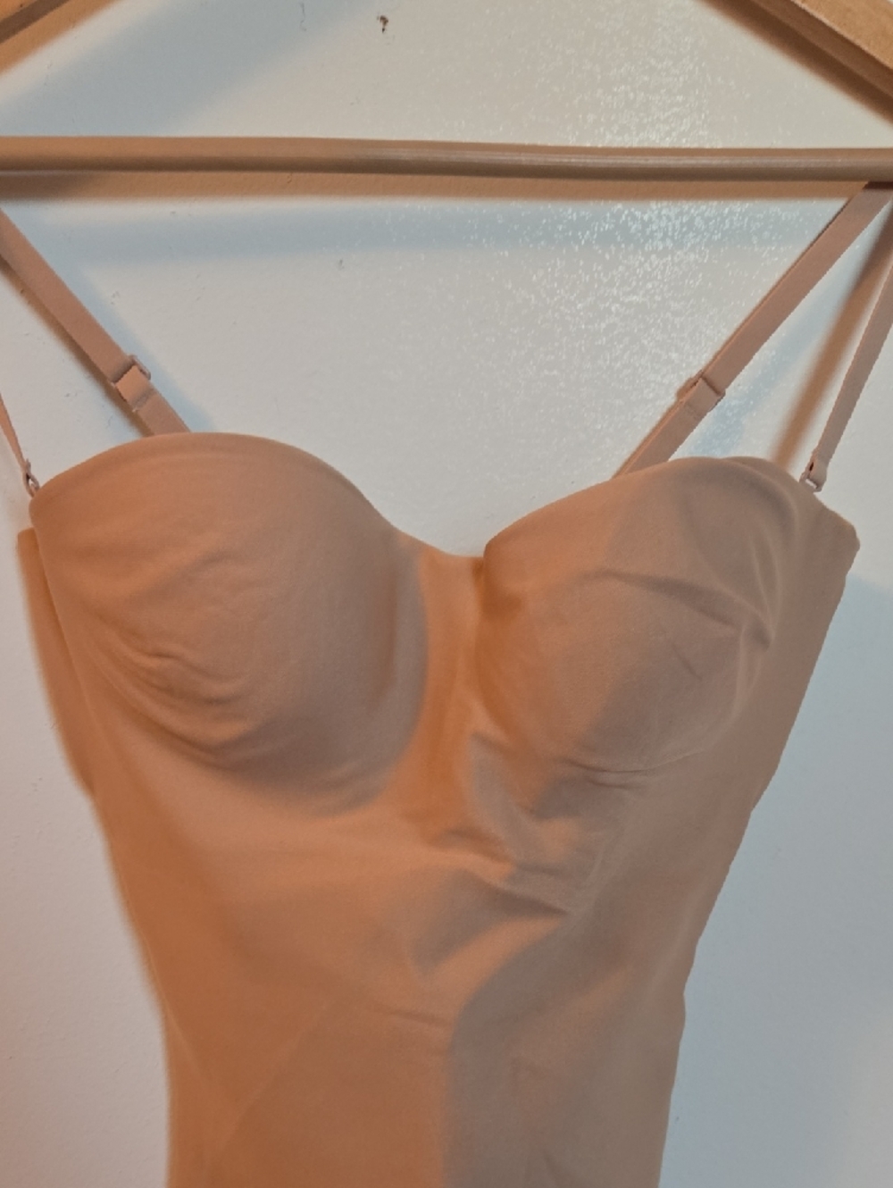 SKIMS Tan Strapless Shapewear Bodysuit - Picture 2 of 8